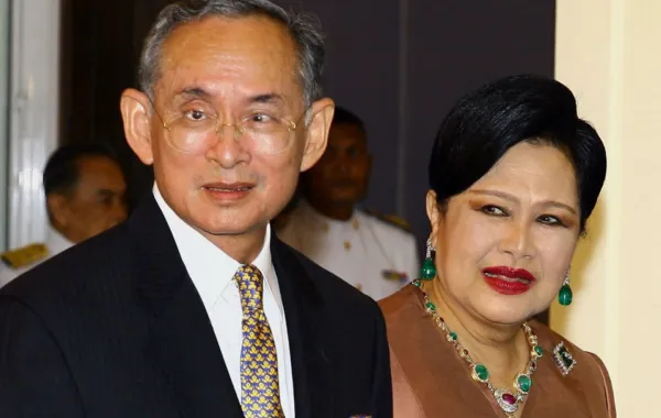 الملك بوميبول أدولياديج والملكة سيريكيت في بانكوك (King Bhumibol Adulyadej and Queen Sirikit in Bangkok). مصدر الصورة:  الديوان الملكي التايلاندي 