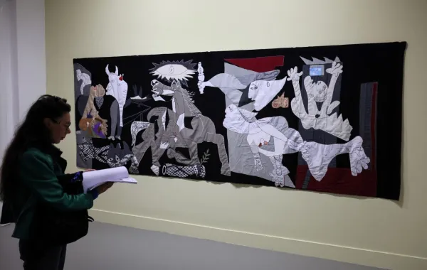  إعادة إنتاج لوحة غيرنيكا لبيكاسو المعروضة في معرض "متحف في المنفى"