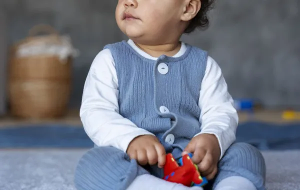 صورة لطفل يبدو عليه النمو الطبيعي