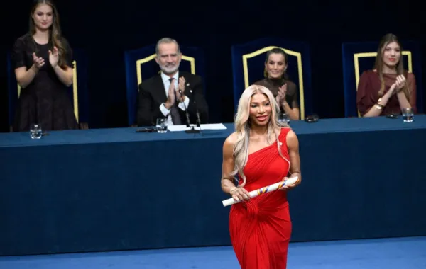 سيرينا ويليامز تتسلم جائزة أميرة أستورياس للرياضة (Serena Williams receives the Princess of Asturias Award for Sports). مصدر الصورة: Miguel RIOPA / AFP