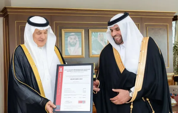 جانب من تسليم شهادة اعتماد الآيزو لوزارة البيئة السعودية - الصورة من حساب وزارة البيئة الإلكتروني شهادة الآيزو