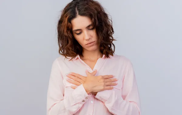 كيف يكون ألم سرطان الثدي؟ Image by stockking on Freepik