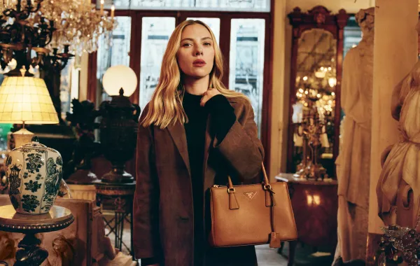 الحملة الاعلانية لحقيبة Galleria من برادا Prada مع سكارليت جوهانسون - الصورة من العلامة  الحملة الاعلانية لحقيبة Galleria من برادا Prada مع سكارليت جوهانسون - الصورة من العلامة