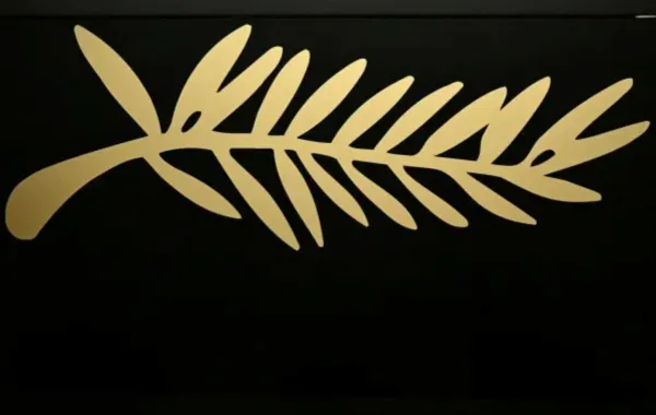 شعار مهرجان كان في سينما UGC Montparnasse في باريس (festival logo at the UGC Montparnasse cinema in Paris). مصدر الصورة: Bertrand GUAY / AFP