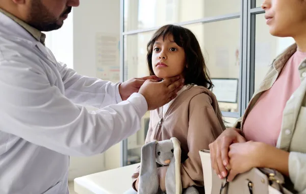 صورة لطبيب يفحص طفلة