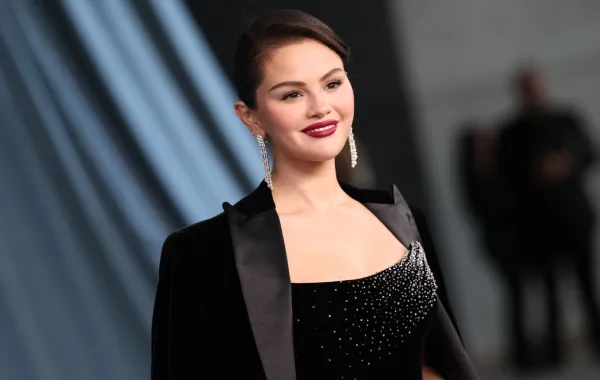 سيلينا غوميز Selena Gomez(مصدر الصورة: VALERIE MACON / AFP) ما هو لون أحمر الشفاه الذي يناسب الشعر الداكن؟