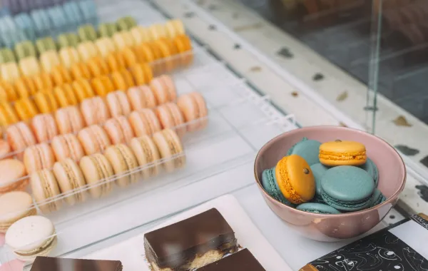حلوى الماكرون بنكهات متنوعة في مقهى باريسي حلوى الماكرون بنكهات متنوعة
