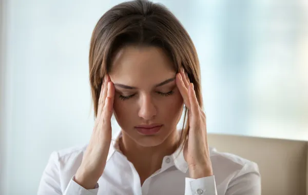 امرأة تعاني من كثرة التفكير- المصدر: shutterstock