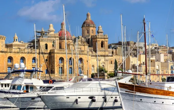 الميناء الكبير في مدينة فاليتا عاصمة مالطا مع اليخوت التي ترسو أمام المباني القديمة الميناء الكبير في مدينة فاليتا عاصمة مالطا
