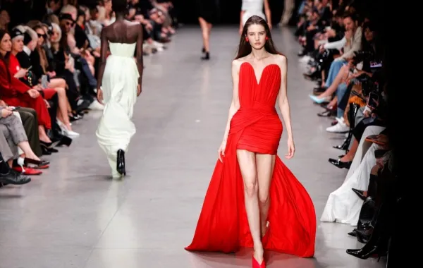 ستيلا مكارتني Stella Mccartney- (مصدر الصورة GEOFFROY VAN DER HASSELT)
