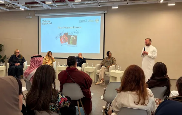 بوراك شاكماك خلال الجلسة الحوارية التي جمعت فنون التراث وعلامة فيفيان وستوود