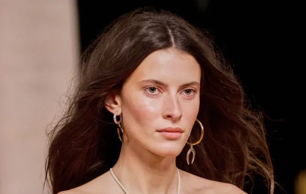 من عرض إيزابيل مارنت Isabel Marant – مصدر الصورة Launchmetrics/Spotlight © ماسكات طبيعية بدلا من قص أطراف شعرك المتقصفة