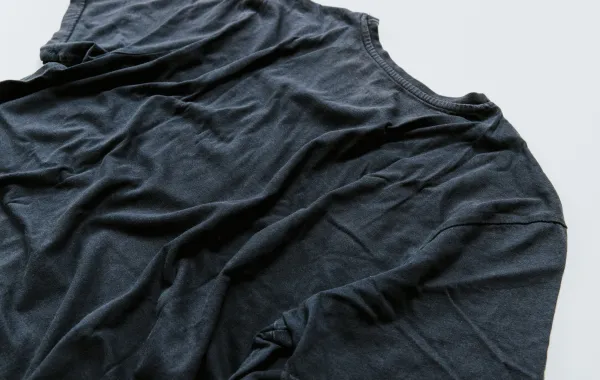 بلوزة مجعدة بلوزة تحتاج إلى الكي