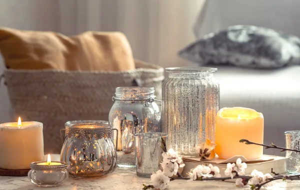غرفة معيشة مودرن مع شموع معطرة