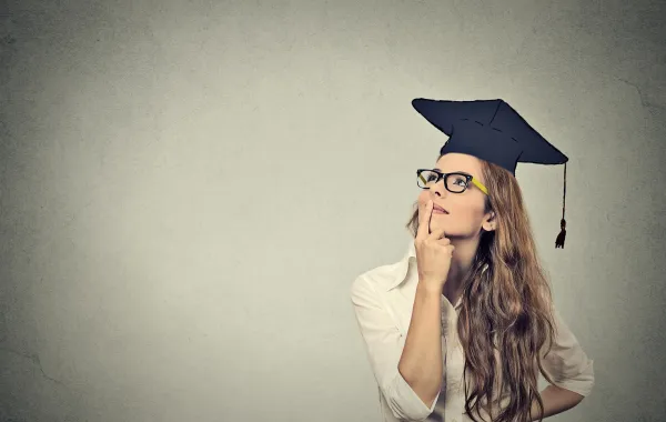 فتاة تخرجت من الجامعة تفكر في مستقبلها 