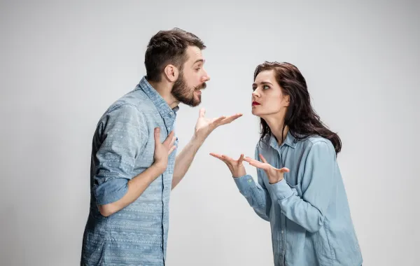 زوجان يبدو ان التوتر يسود علاقتها الزوجية
