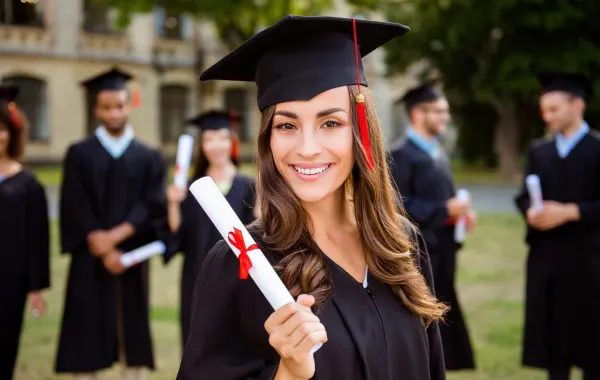 العمل أم الدراسة العليا بعد الجامعة
