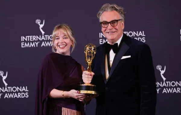 أنيا ويلسون Anya Wilson وكينتون ألين Kenton Allen في توزيع جوائز إيمي الدولية 2025. مصدر الصورة: Leonardo MUNOZ / AFP