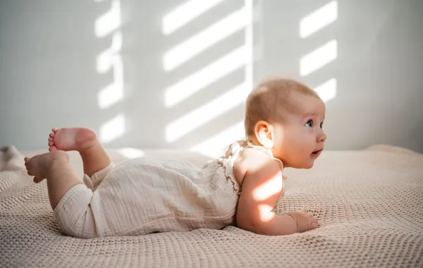 صورة رضيع حمامات الشمس للأطفال الرضع