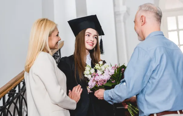 أبوان يهنئان ابنتهما