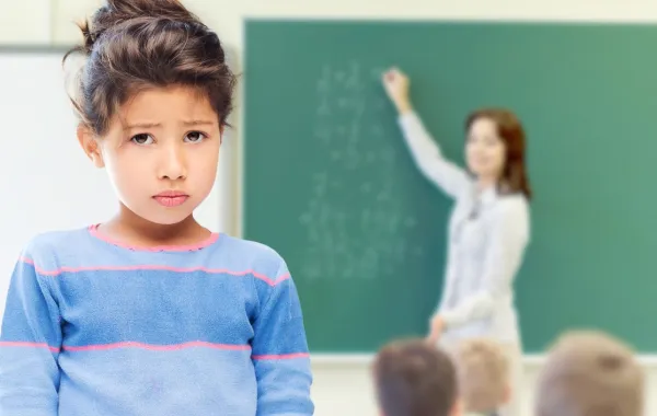 صورة طفلة في المدرسة