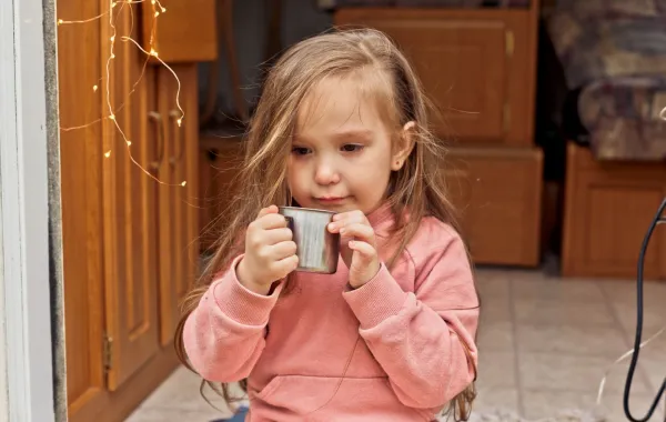 صورة لطفلة تشرب مشروباً منزلياً مهديئاً للسعال صورة لطفلة تشرب مشروباً منزلياً مهديئاً للسعال