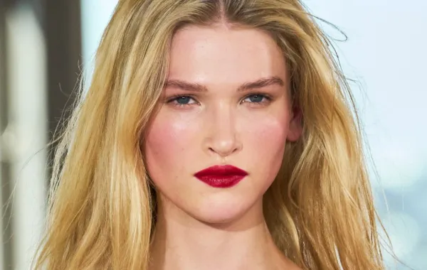 الهايلايتر البودرة أم السائل