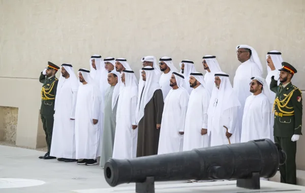 الشيخ محمد بن زايد آل نهيان خلال تحية علم الدولة في قصر الحصن. الصورة من وكالة الأنباء الإماراتية "وام"