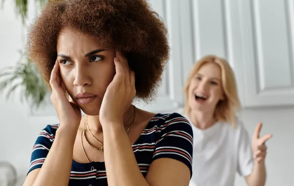 تفسير حلم الشجار بين الأخوة في المنام- الصورة تعبيرية