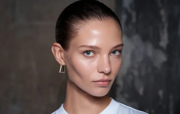 مع قدوم الخريف تقل رطوبة البشرة بسبب تقلبات الطقس والهواء الجاف، ما يجعلها تبدو باهتة ومتعبة 