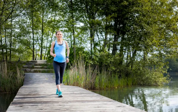 صورة لامرأة حامل تمارس رياضة الجري