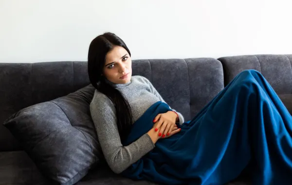 صورة فتاة تتألم من الحيض