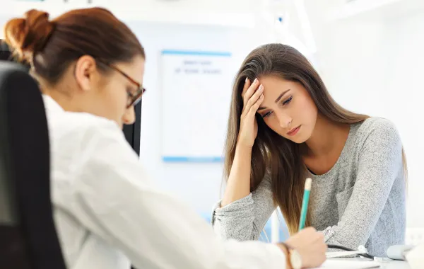 امرأة في عيادة الطبيب