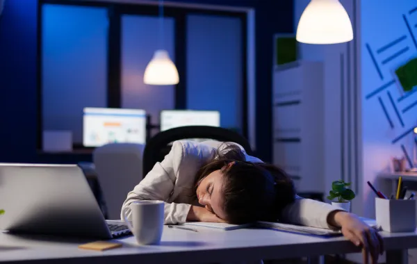 أربع فوائد خفية تكشف قوة القيلولة في بيئة العمل