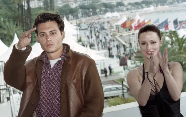 جوني ديب Johnny Depp وليزا ماريا Lisa Marie بطلا فيلم "Ed Wood" في مهرجان كان السينمائي عام 1995. مصدر الصورة Gerard FOUET / AFP