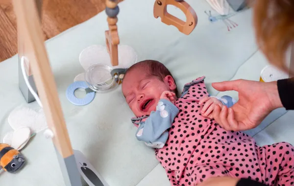 صورة لطفل رضيع يبكي