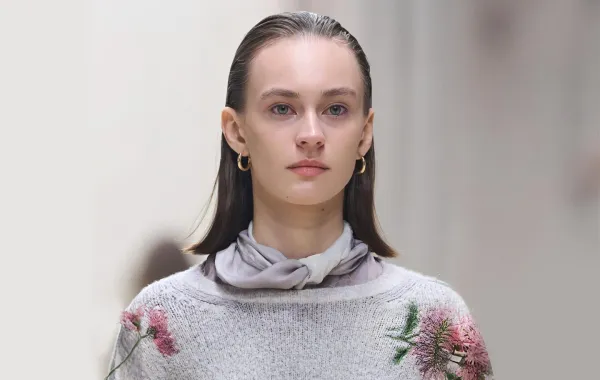 من عرض آفون توا Avant toi- الصورة من Launchmetrics/Spotlight© روتين العناية بالشعر الخفيف دليلكِ لشعر أقوى وكثافة ساحرة