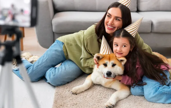 صورة لأسرة تربي كلباً