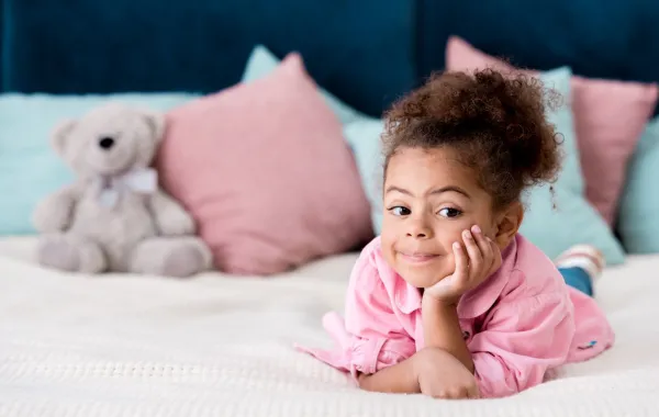 صورة طفلة تفكر قبل النوم