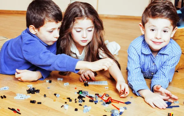 صورة أطفال يلعبون بالألعاب