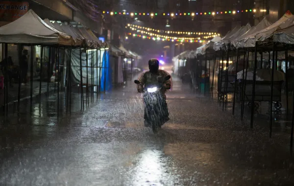  حلم المطر الغزير في الليل - الصورة تعبيرية