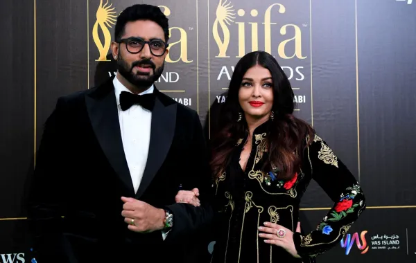 أبهيشيك باتشان مع زوجته آيشواريا راي باتشان Abhishek Bachchan with wife Aishwarya Rai Bachchan في حفل جوائز الأكاديمية الدولية للأفلام الهندية 2022. مصدر الصورة: Ryan LIM / AFP