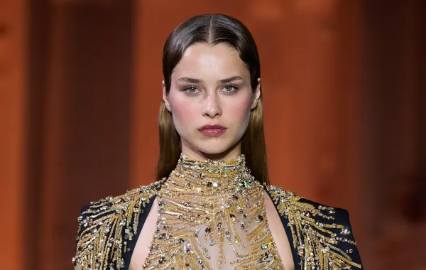 من عرض زهير مراد Zuhair Murad- الصورة من Launchmetrics/Spotlight © كيف أجعل بشرتي تلمع كالزجاج