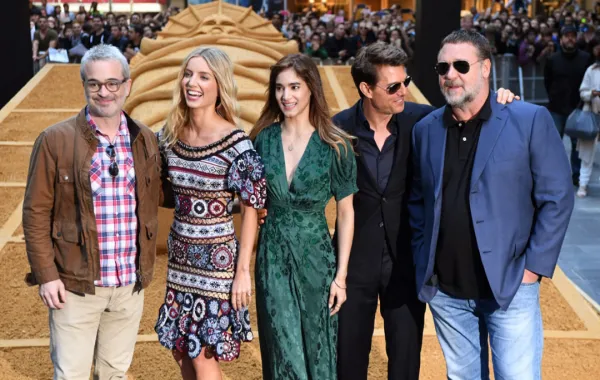 نجوم فيلم ‏The Mummyيلتقطون صورًا أمام منحوتة رملية عملاقة لتابوت في سيدني ‏Stars of the ‎movie The Mummy for photos in front of a giant sand sculpture of a ‎sarcophagus in Sydney ‎‏ - مصدر الصورة: (‏Sydney Photo by WILLIAM WEST / ‎AFP‏) ‏