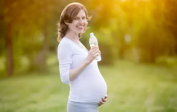صورة لحامل تهتم بشرب السوائل