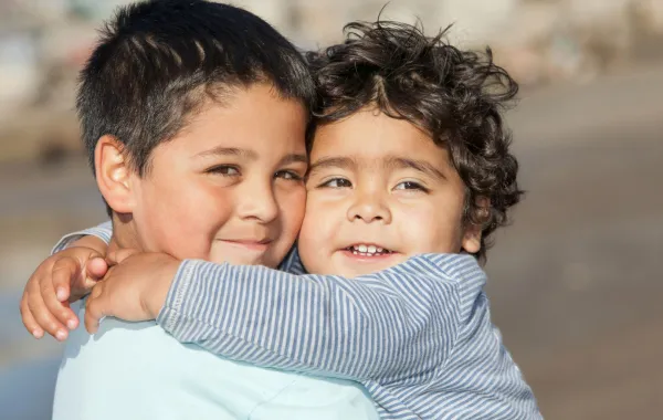 صورة طفلين يتعانقان