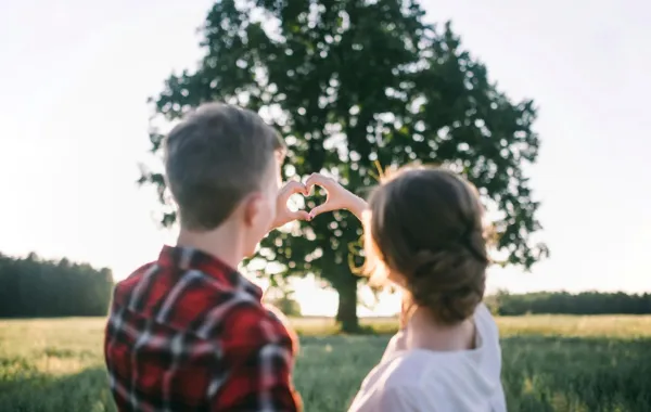 عريسان في بداية علاقتهما وهما يستمتعان بوقتهما وسط المناظر الخلابة 