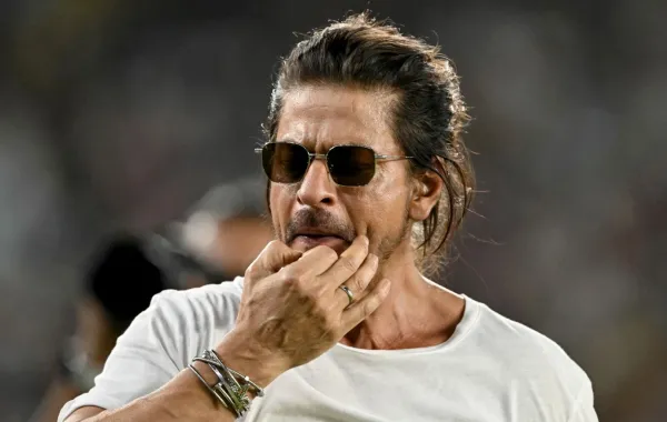 شاروخان في ملعب ناريندرا مودي في أحمد آباد (Shah Rukh Khan in the Narendra Modi Stadium of Ahmedabad). مصدر الصورة: Punit PARANJPE / AFP