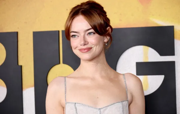 إيما ستون في نيويورك (Emma Stone in New York City). مصدر الصورة Photo by Jamie McCarthy / GETTY IMAGES NORTH AMERICA / Getty Images via AFP