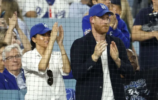 الأمير هاري وميغان في ملعب دودجر في لوس أنجلوس، كاليفورنيا ( Prince Harry and Meghan at Dodger Stadium in Los Angeles, California). مصدر الصورة: Ronald Martinez/Getty Images/AFP